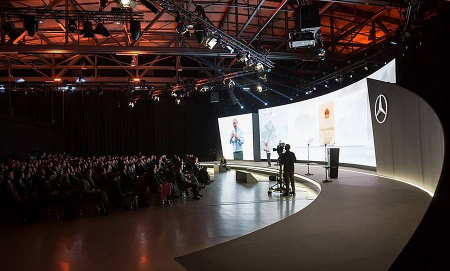 奔驰经销商活动策划的弯曲舞台加入的30m长灯带点亮了舞台