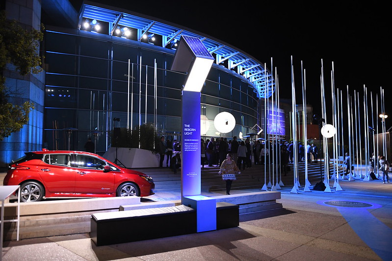 洛杉矶车展上，日产汽车发布会活动策划的LED照明系统很抢眼