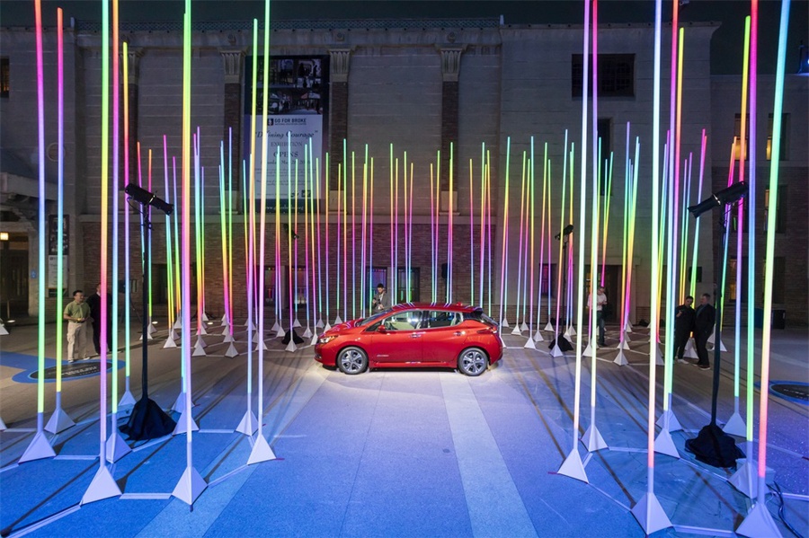 洛杉矶车展上，日产汽车发布会活动策划的LED照明系统很抢眼