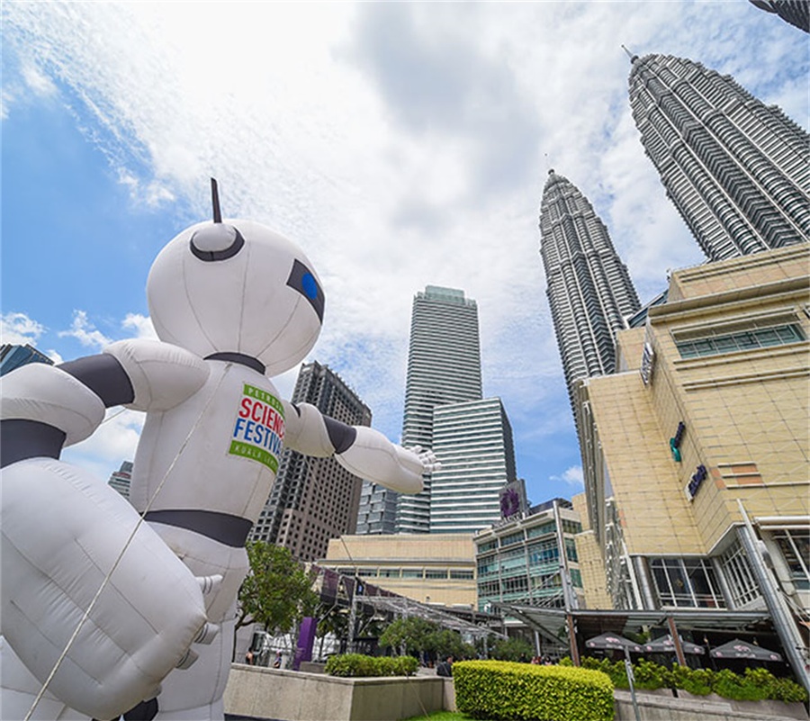 马来西亚国油科学节活动策划特邀的拟人机器人给活动润色不少