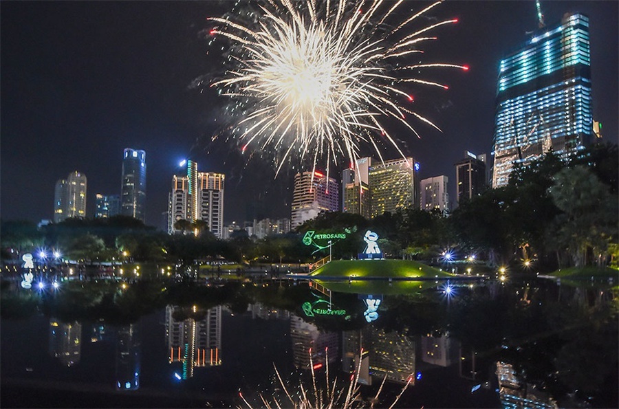 马来西亚国油科学节活动策划特邀的拟人机器人给活动润色不少