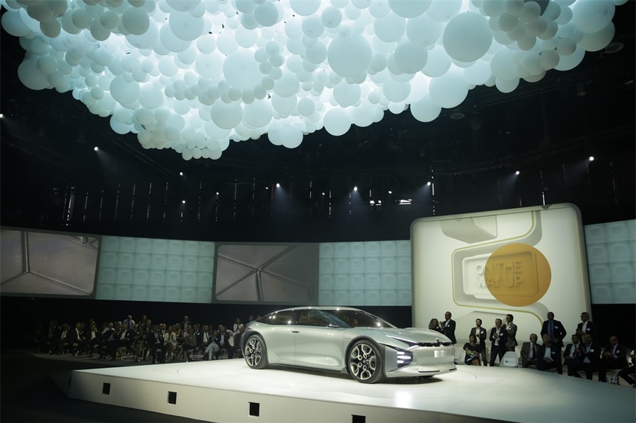 雪铁龙世界大会活动策划的发光「云」创造了一种温和的乐观感