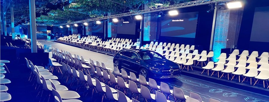 奔驰的员工峰会活动策划上，贯穿式的舞台设计让距离更近了