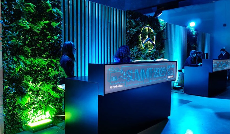 奔驰的员工峰会活动策划上，贯穿式的舞台设计让距离更近了