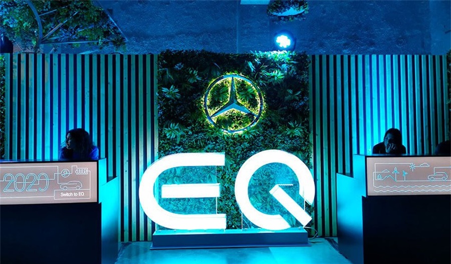 奔驰的员工峰会活动策划上，贯穿式的舞台设计让距离更近了