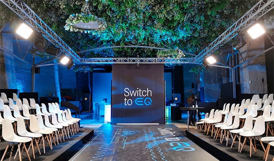 奔驰的员工峰会活动策划上，贯穿式的舞台设计让距离更近了