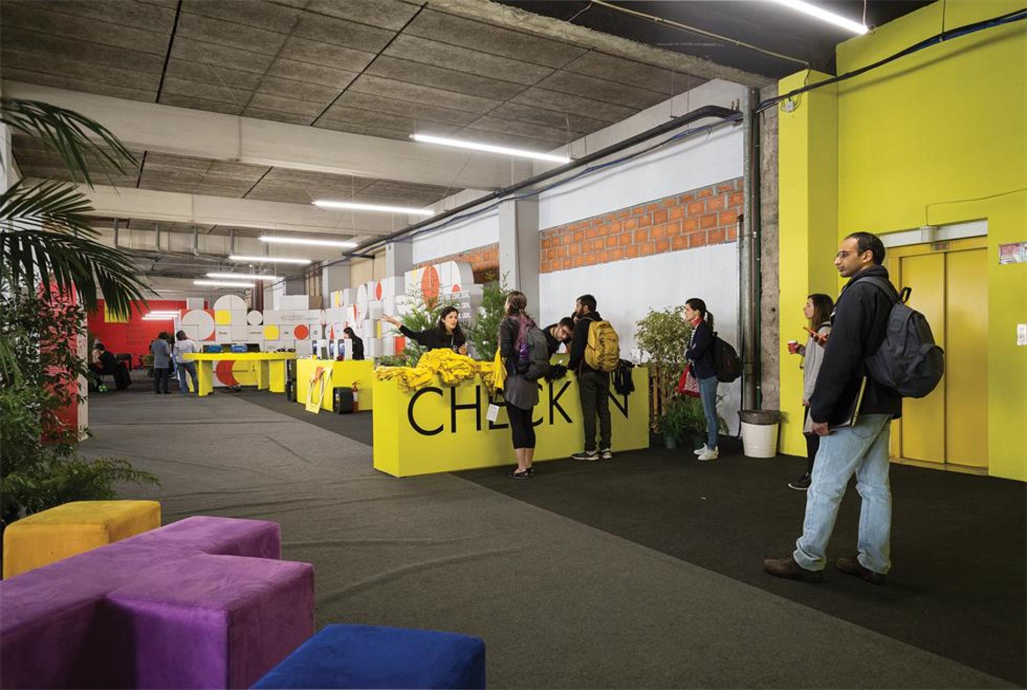 黑客节活动策划现场用纸板箱和瓦楞纸做的造型装饰太有意思了