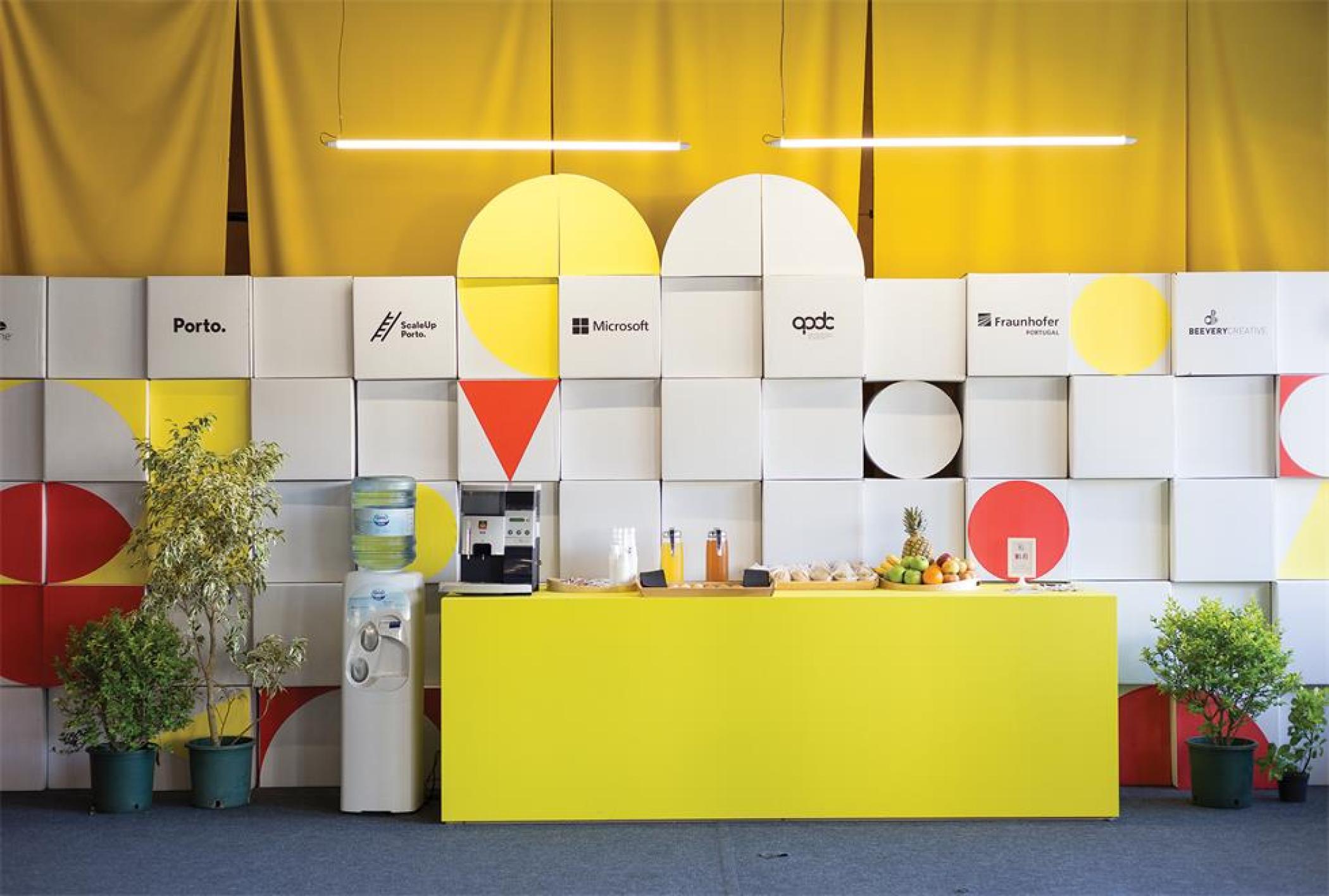 黑客节活动策划现场用纸板箱和瓦楞纸做的造型装饰太有意思了