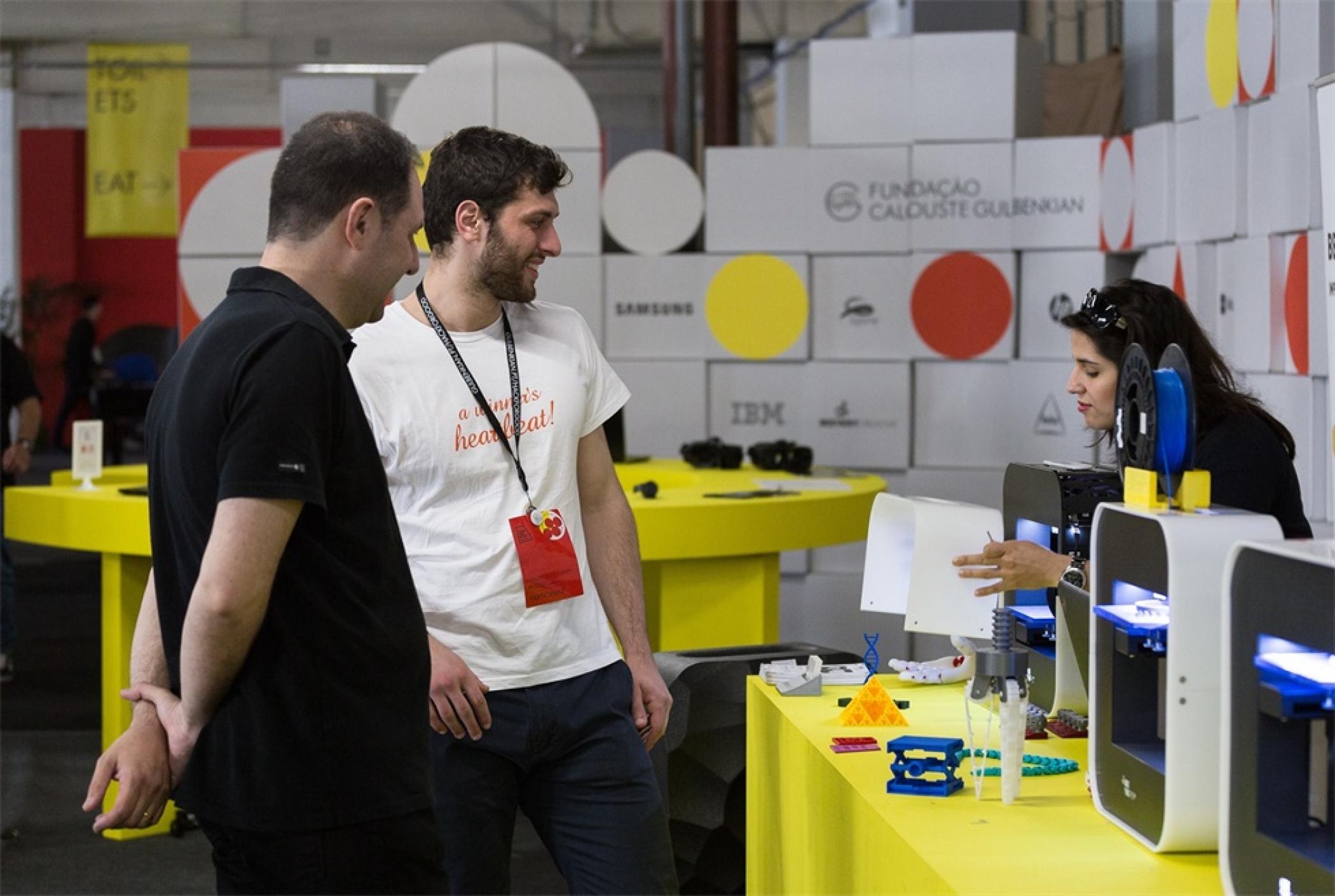 黑客节活动策划现场用纸板箱和瓦楞纸做的造型装饰太有意思了