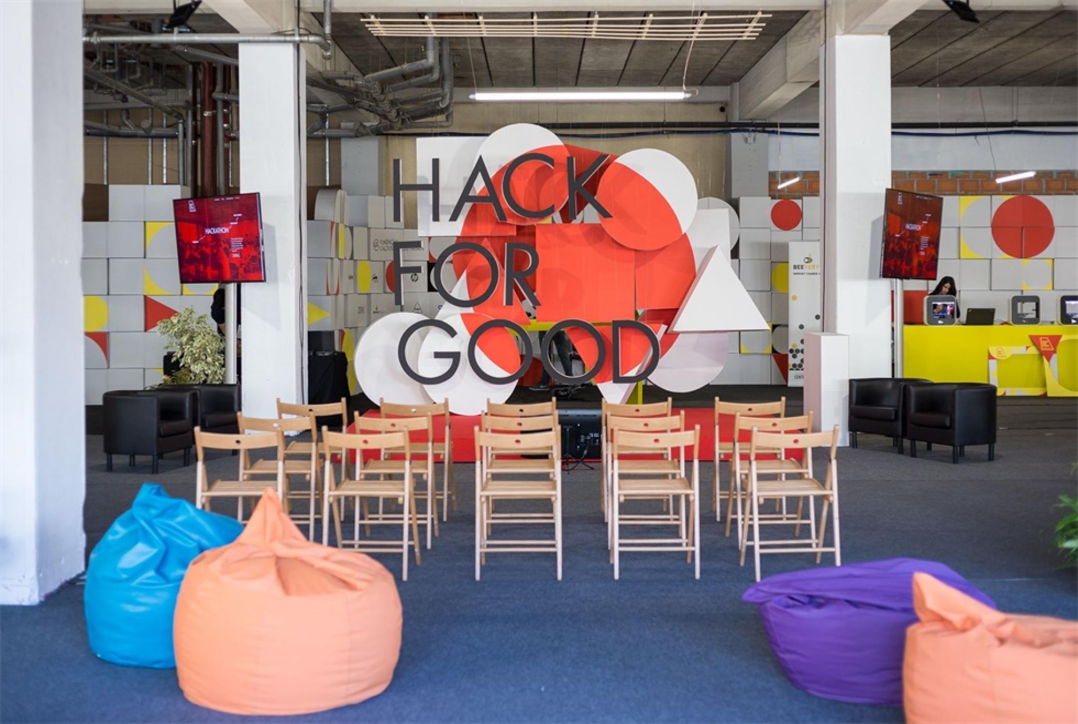 黑客节活动策划现场用纸板箱和瓦楞纸做的造型装饰太有意思了