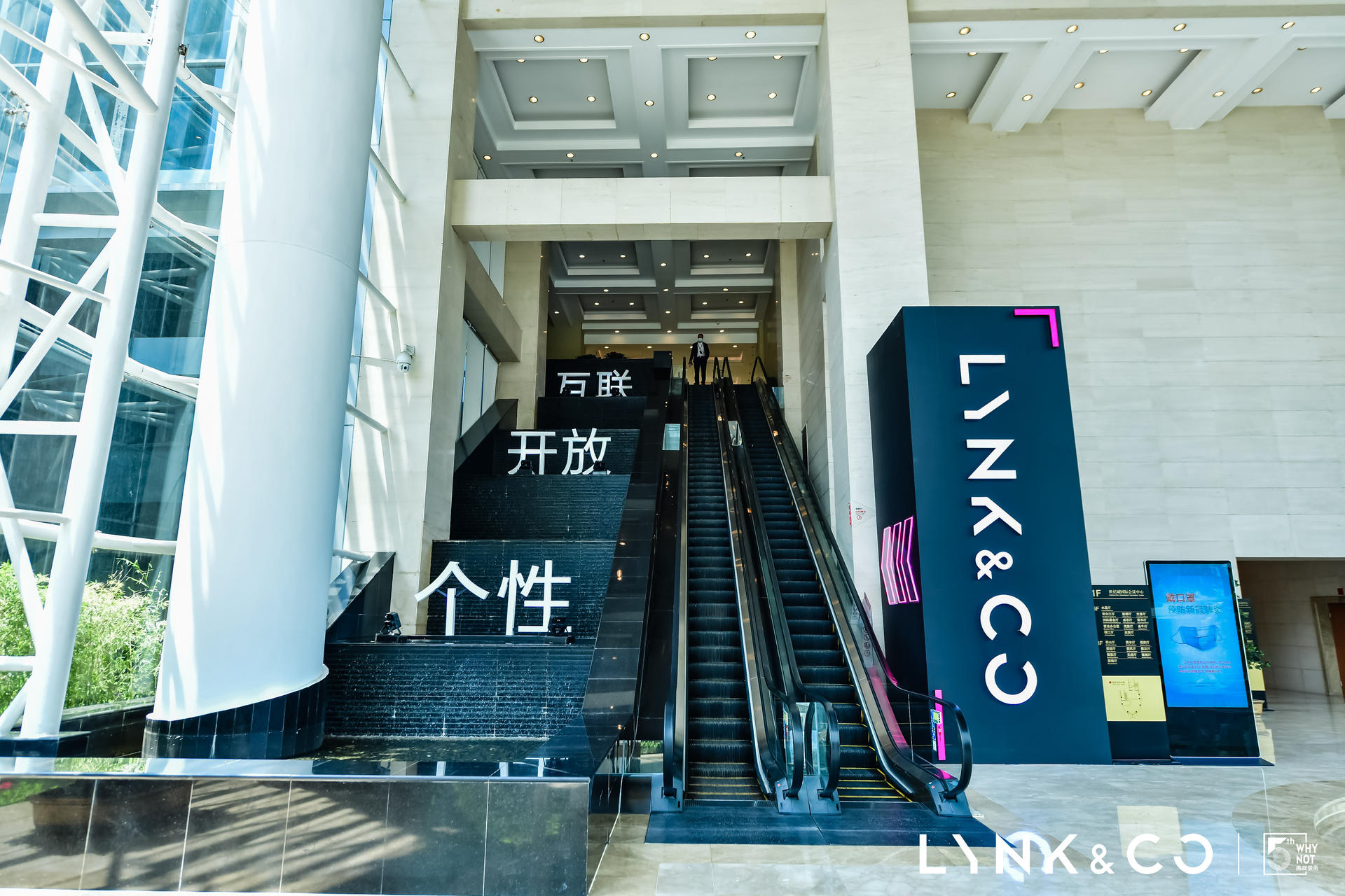 领克商业伙伴大会活动策划现场极具工业风与时尚霓虹灯元素