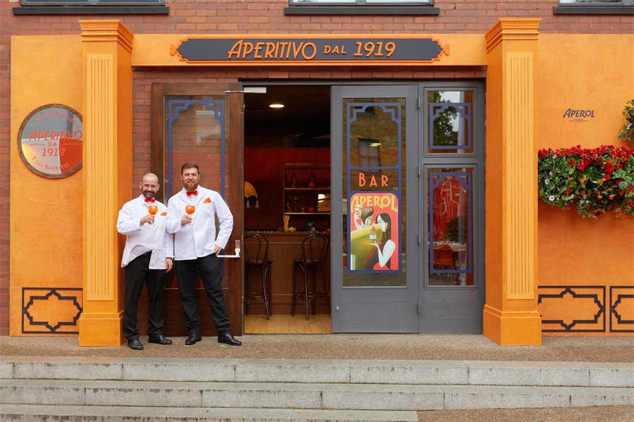 开胃酒消费者体验派对活动策划的汽车外形热水浴缸瞬间亮了