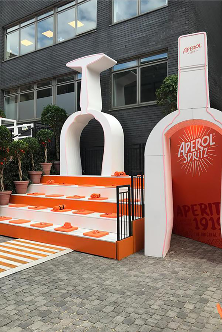 开胃酒消费者体验派对活动策划的汽车外形热水浴缸瞬间亮了