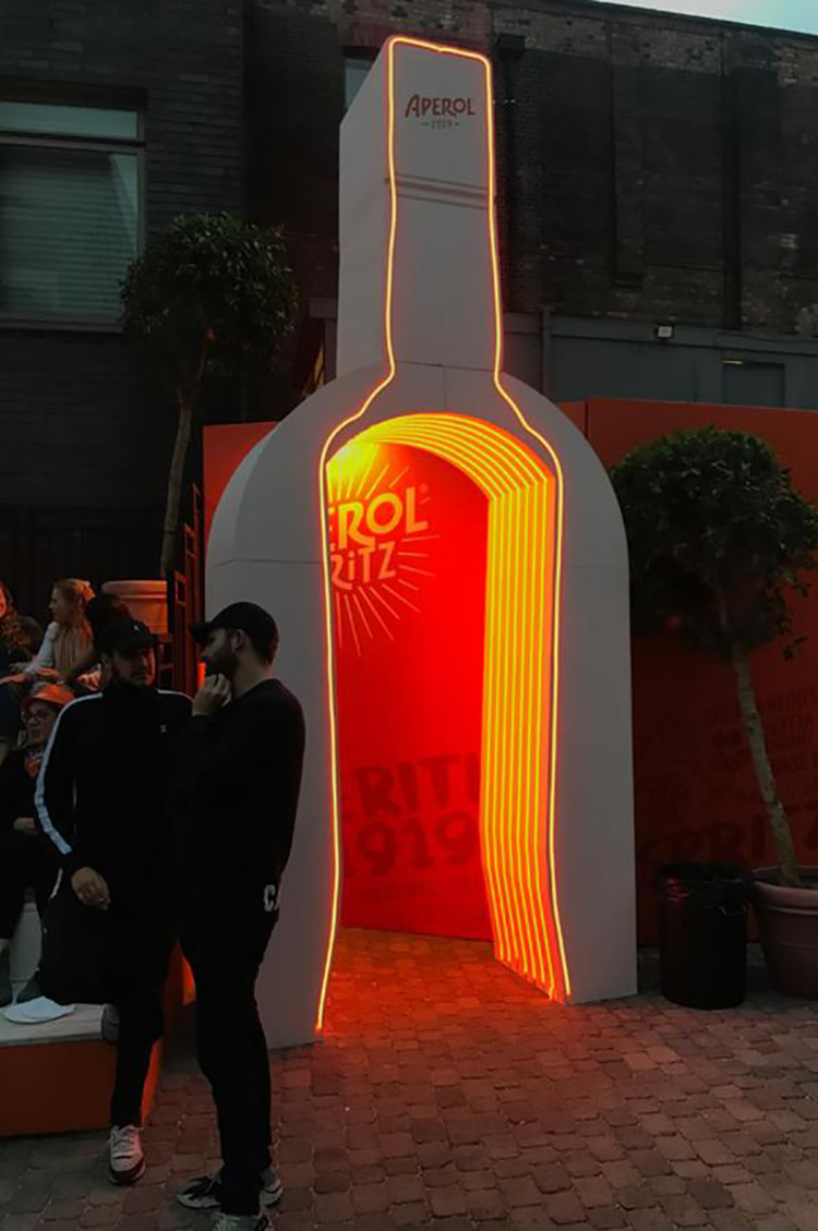 开胃酒消费者体验派对活动策划的汽车外形热水浴缸瞬间亮了