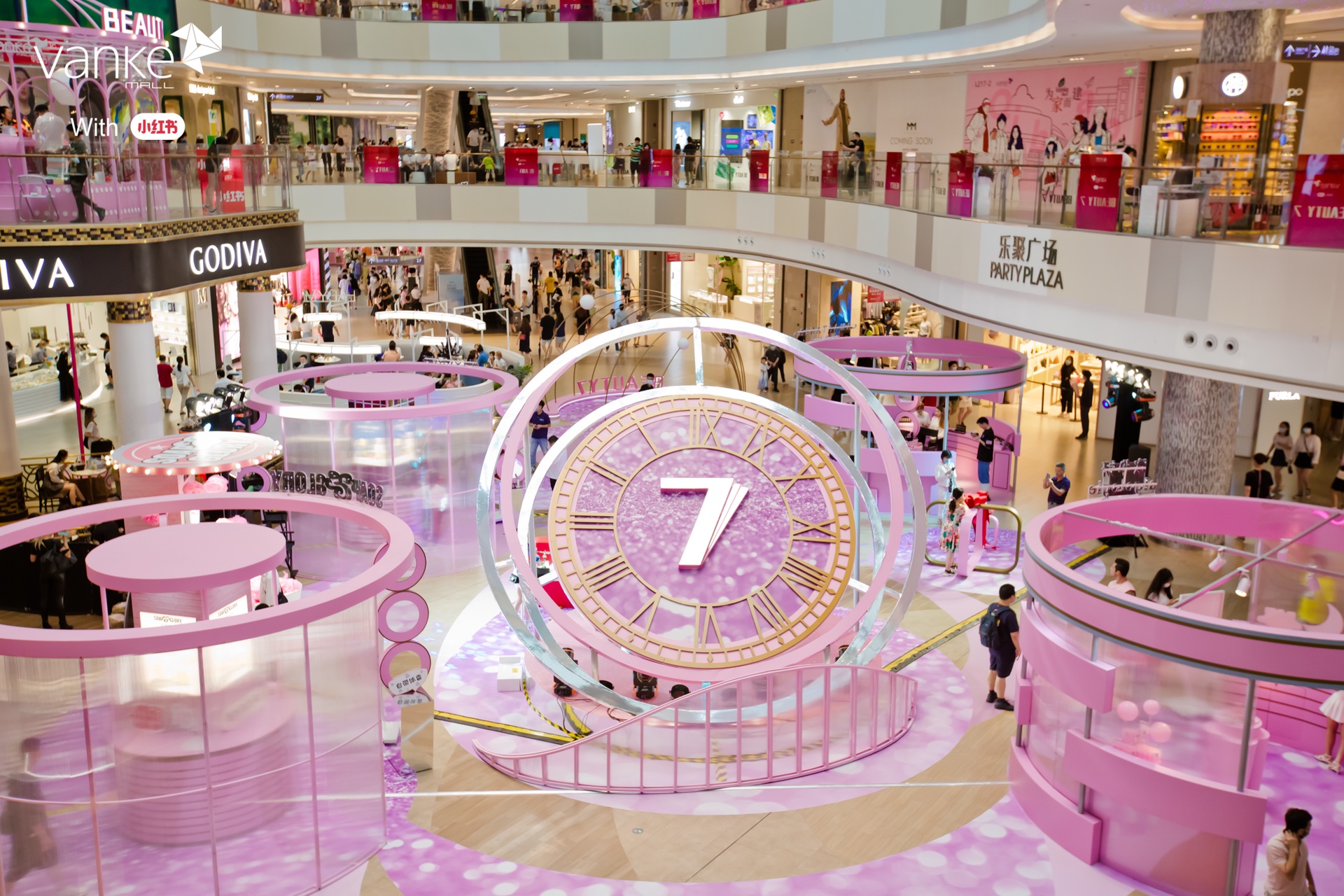 聚焦首届美妆节活动策划，超过14个快闪打卡空间粉粉很吸睛