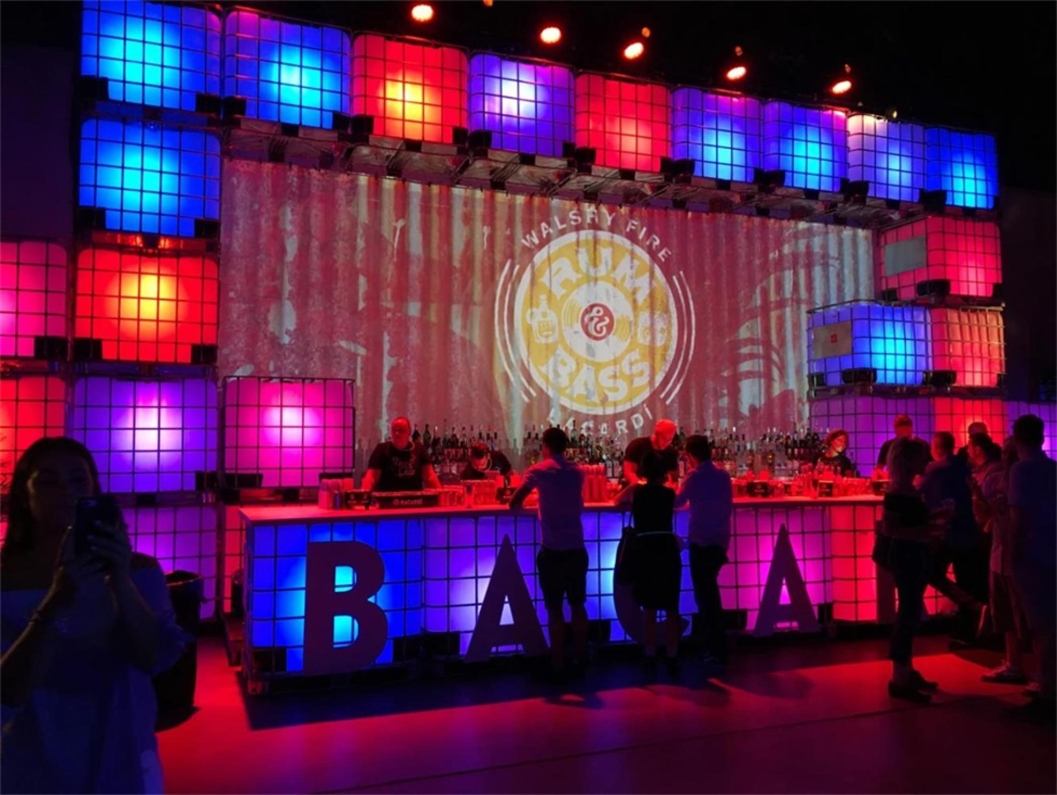 鸡尾酒派对活动策划现场百加得调酒师上演了一番精彩演绎