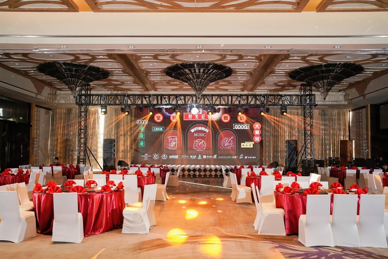 皇冠假日酒店这场80年代复古风年会活动策划一秒梦回80年代