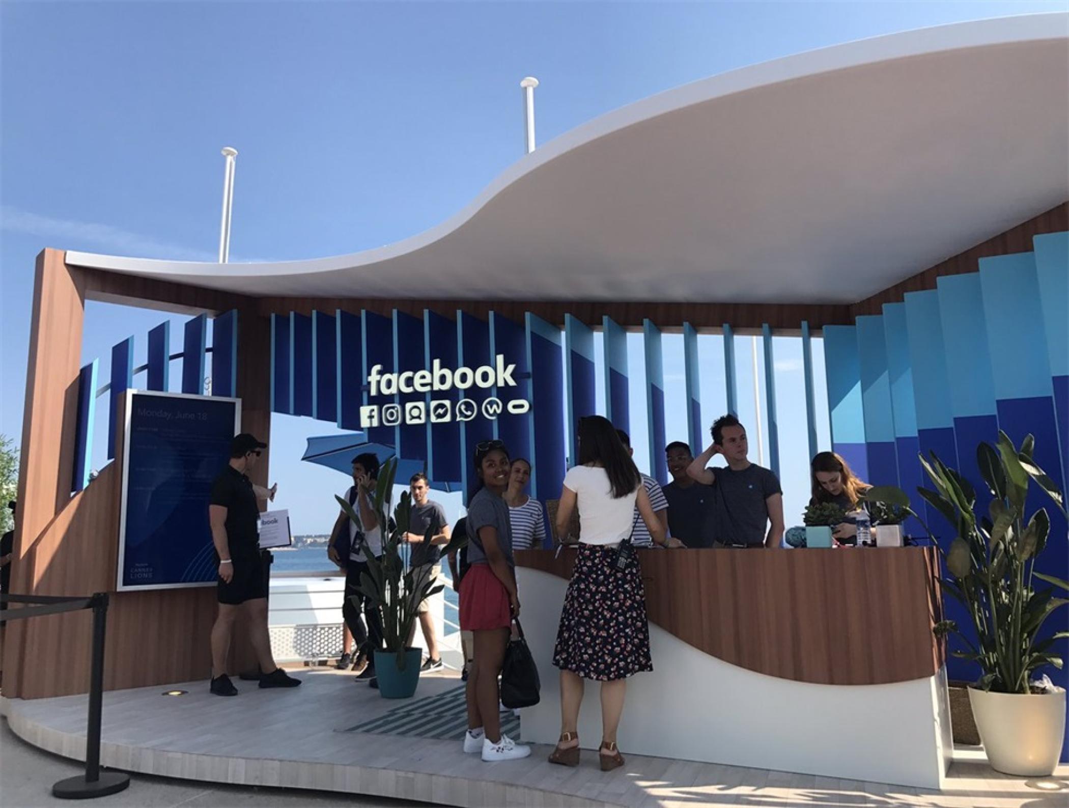 脸书在戛纳国际创意节的体验活动策划直接租用了一个码头和海滩