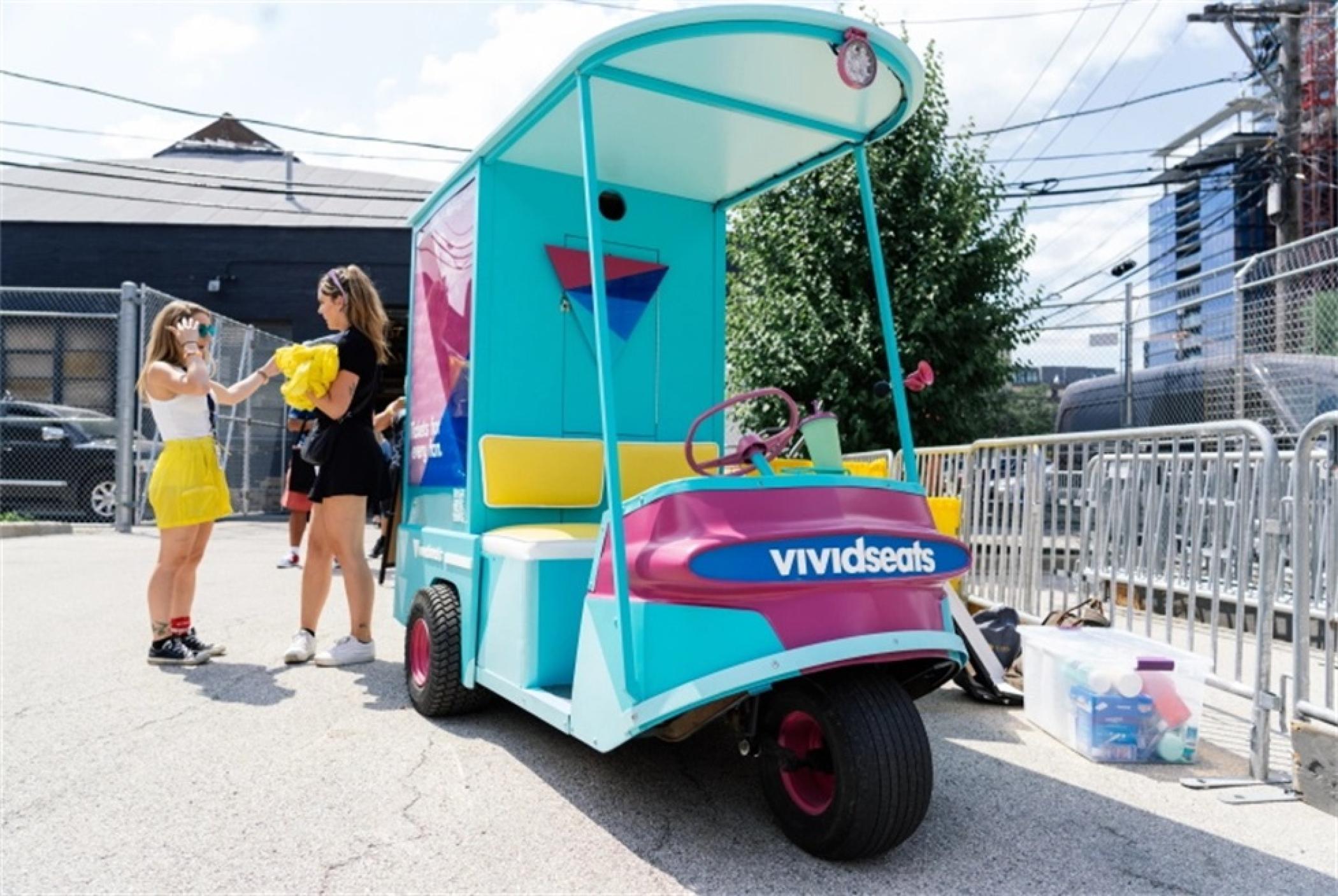 Vivid Seats应用程序推广下载活动策划把高尔夫球车设计成「幸运滚轮」