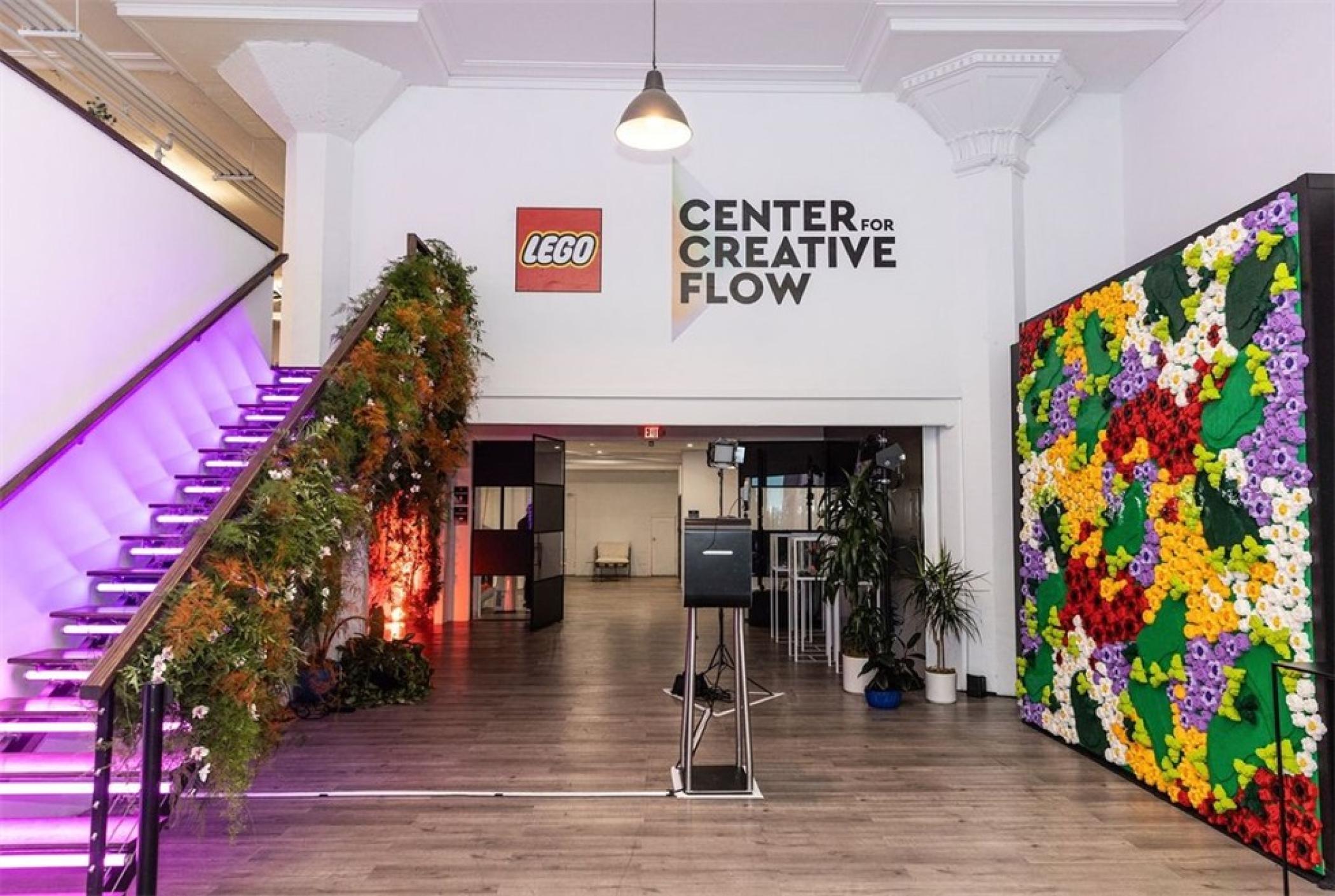 乐高这场创意活动策划打破传统活动元素，将积木与夸张的现场花卉结合