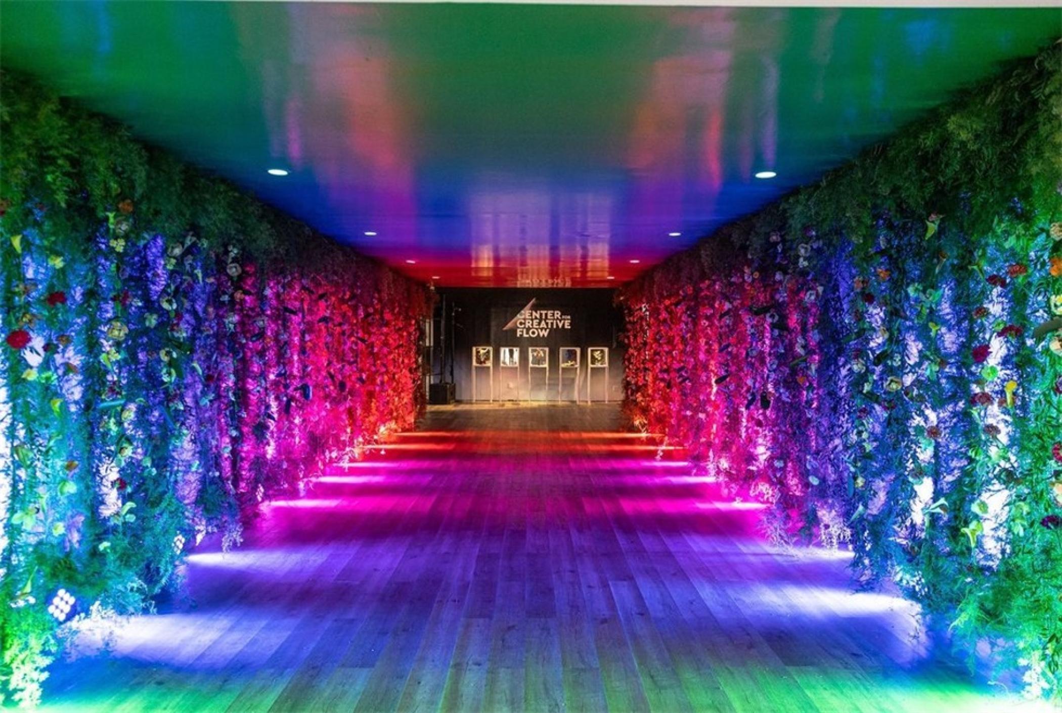 乐高这场创意活动策划打破传统活动元素,将积木与夸张的现场花卉结合