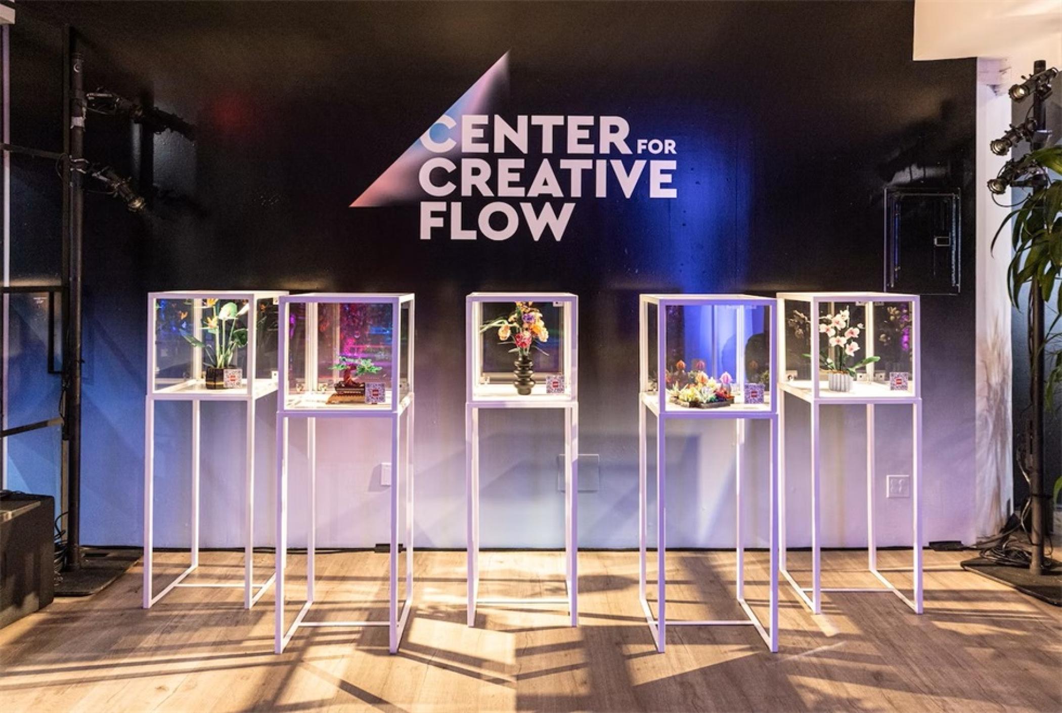 乐高这场创意活动策划打破传统活动元素,将积木与夸张的现场花卉结合