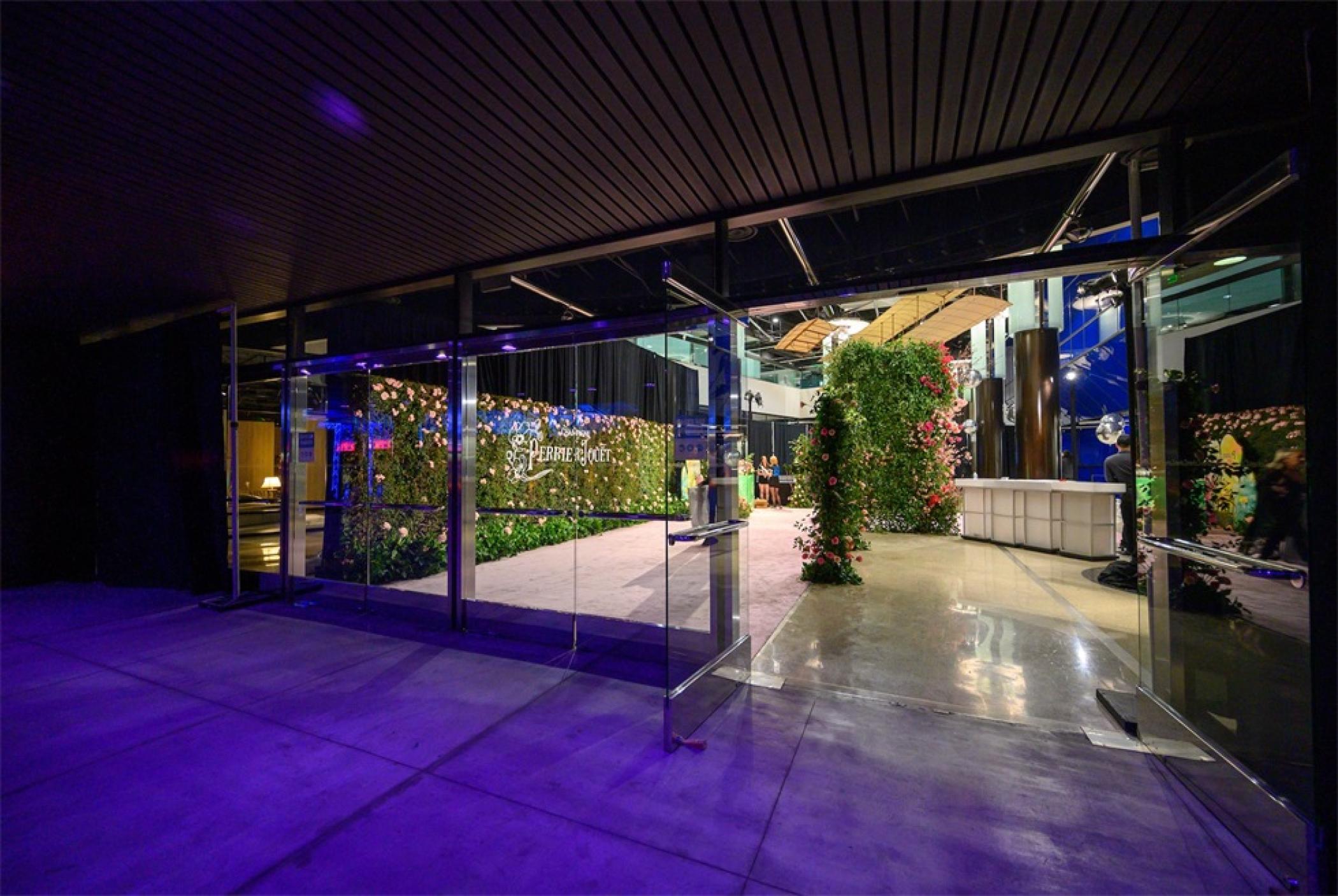 巴黎之花美国超级碗品牌体验派对活动策划了一个充满活力的拍照背景