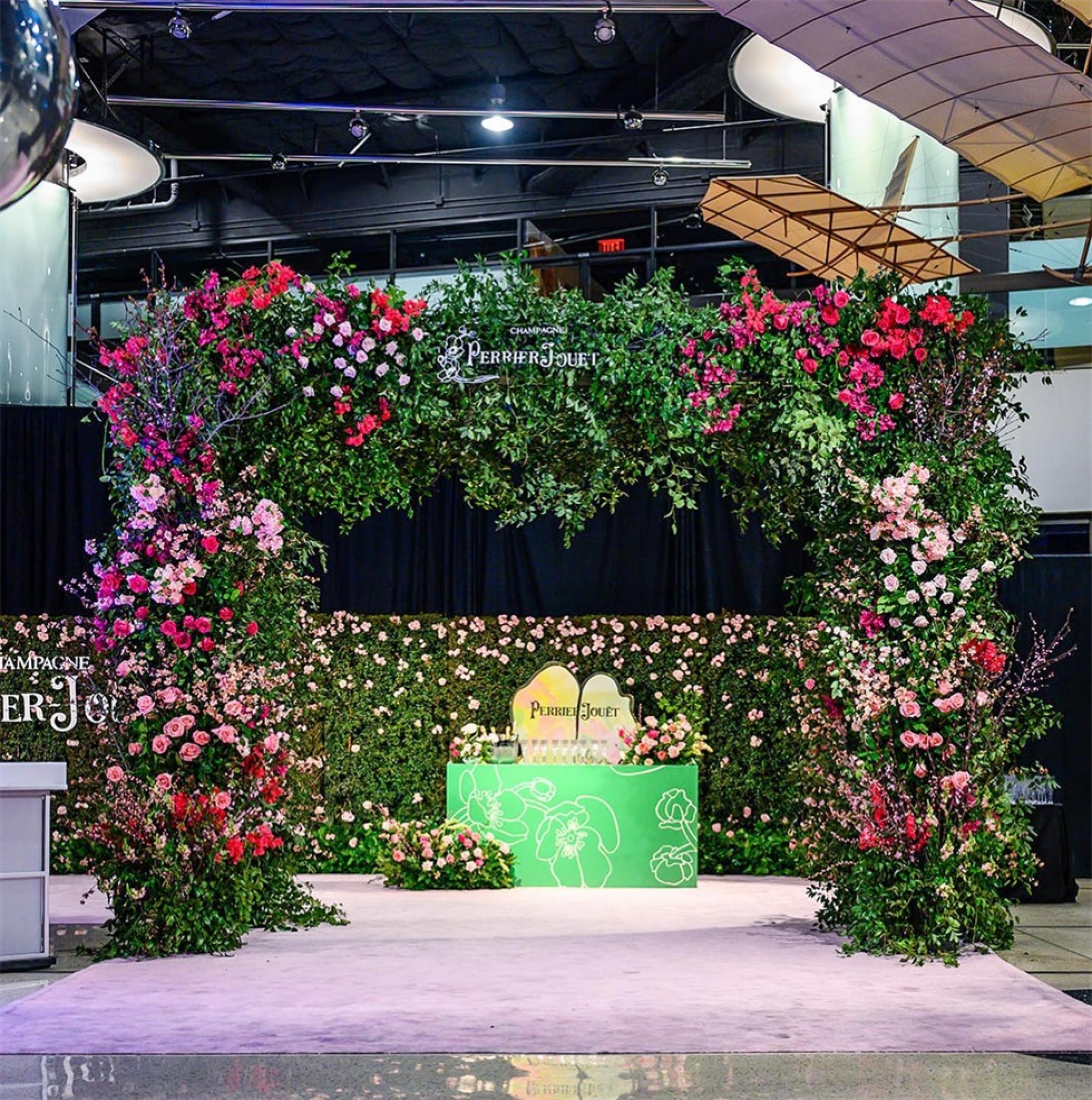 巴黎之花美国超级碗品牌体验派对活动策划了一个充满活力的拍照背景