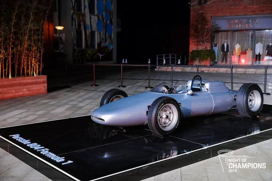 卡雷拉杯收官晚会活动现场惊现一队暴风兵，共同见证荣耀加冕