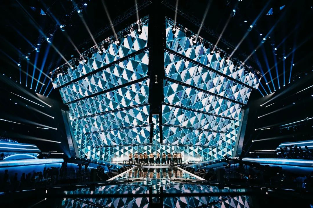 舞美设计得好给整场表演带来了无限魅力,360度无死角啊