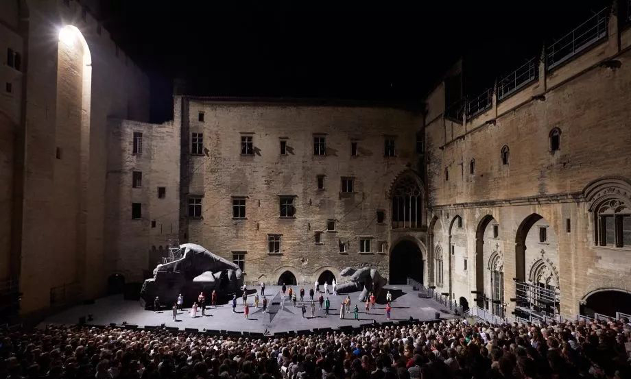 舞美设计敢做得如此幽森恐怖，这位年轻帅气导演就是不一样