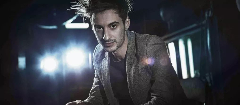 舞美设计敢做得如此幽森恐怖，这位年轻帅气导演就是不一样