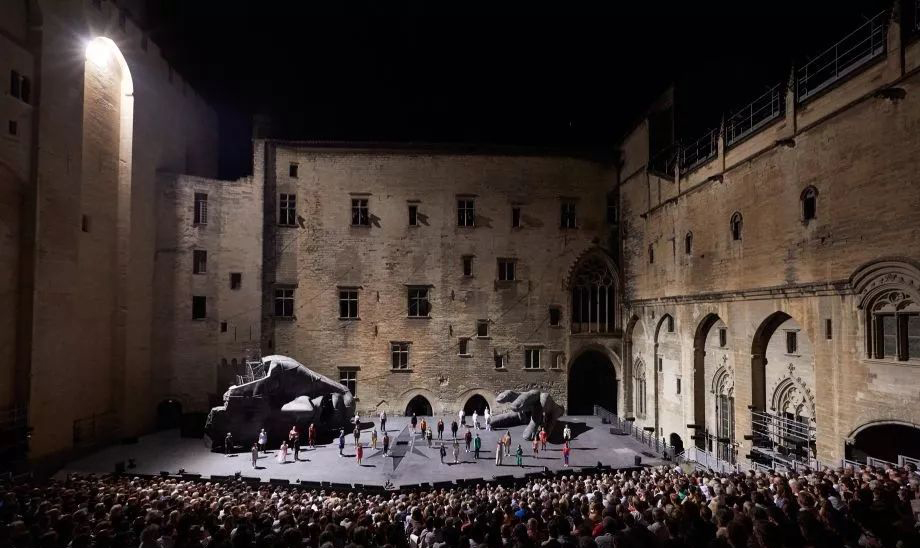 舞美设计敢做得如此幽森恐怖，这位年轻帅气导演就是不一样