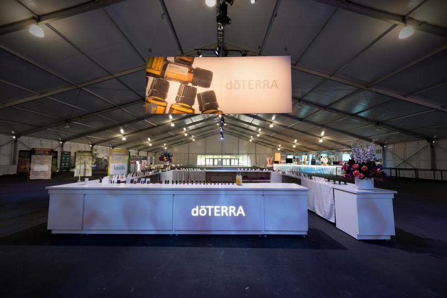 这个精油世家的全球大会活动策划的舞美，让舞台更生动了