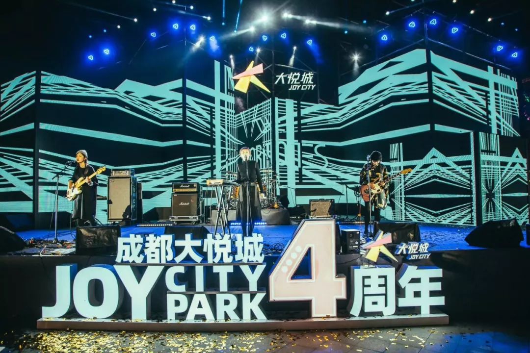 摇滚夜灯光秀，尽显青年引力场的独特魅力｜玩转我的潮姿态