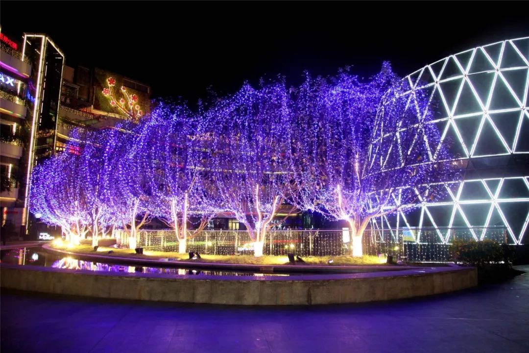 摇滚夜灯光秀,尽显青年引力场的独特魅力|玩转我的潮姿态