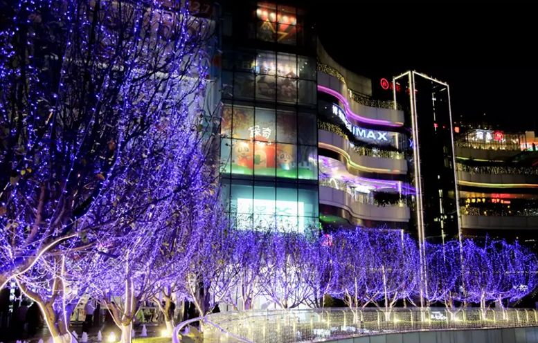 摇滚夜灯光秀,尽显青年引力场的独特魅力|玩转我的潮姿态