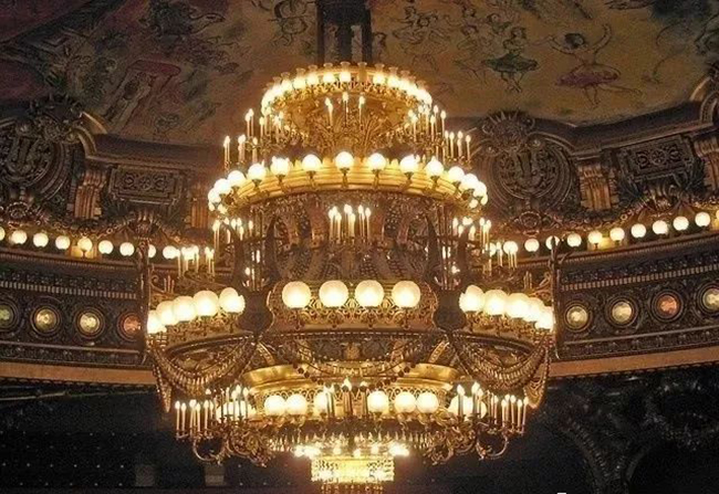 舞美设计上增加一个巨型水晶吊灯，效果倍加