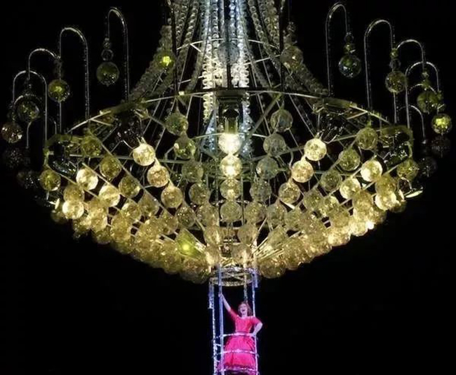 舞美设计上增加一个巨型水晶吊灯，效果倍加