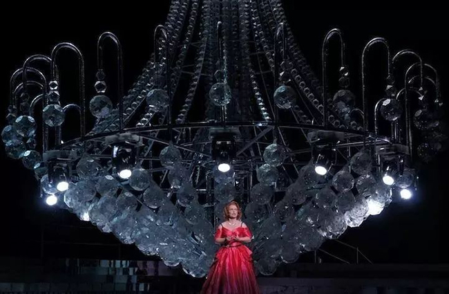 舞美设计上增加一个巨型水晶吊灯，效果倍加