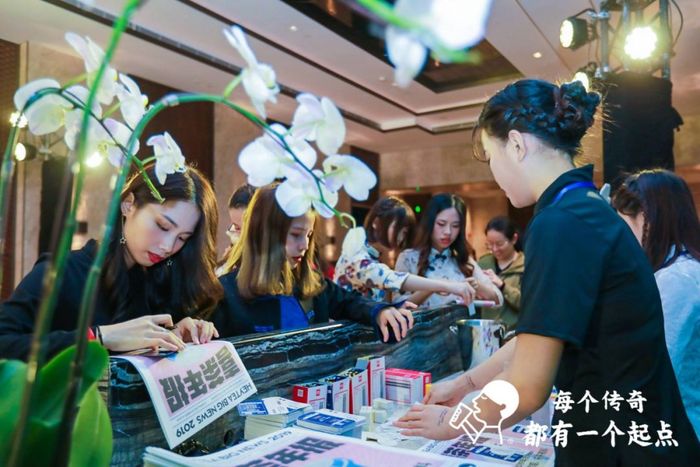 年会活动策划也是可以港式风十足的，红白蓝的搭配也很时尚潮流