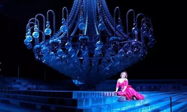 舞美设计上增加一个巨型水晶吊灯，效果倍加