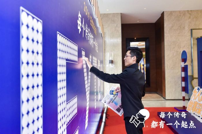 年会活动策划也是可以港式风十足的，红白蓝的搭配也很时尚潮流