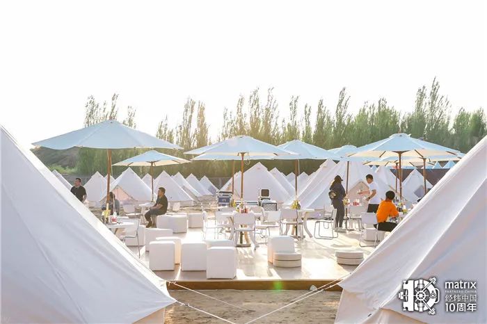 这场周年庆典的音乐节活动简直神化了，惊现恶劣场地里的爱马仕