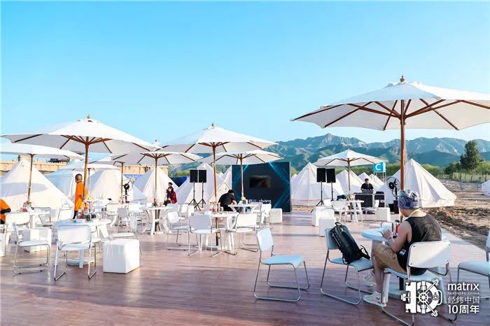 这场周年庆典的音乐节活动简直神化了，惊现恶劣场地里的爱马仕