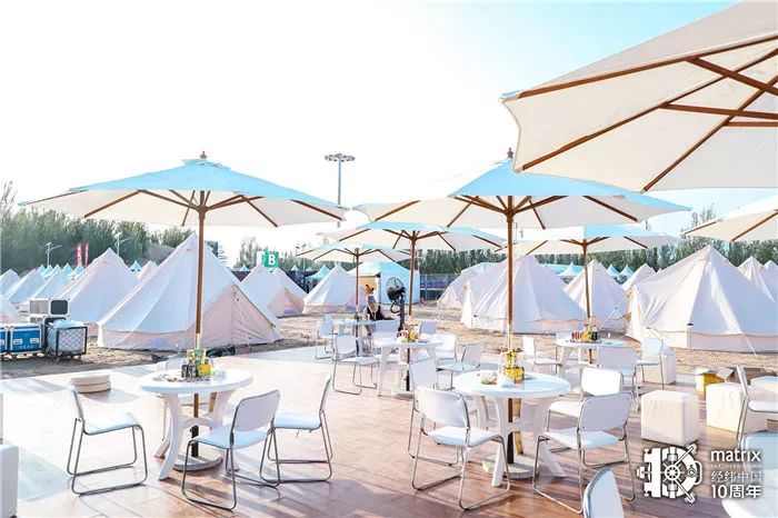 这场周年庆典的音乐节活动简直神化了，惊现恶劣场地里的爱马仕