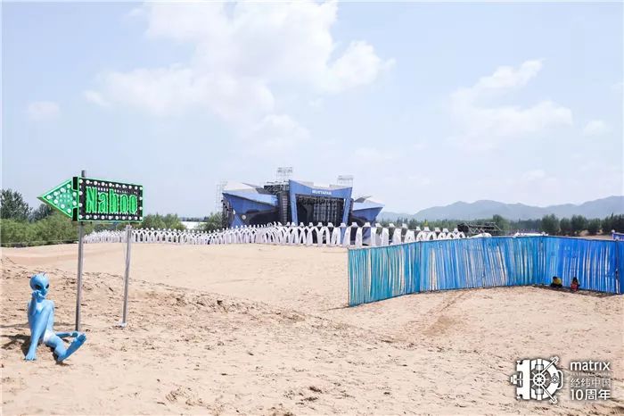 这场周年庆典的音乐节活动简直神化了，惊现恶劣场地里的爱马仕