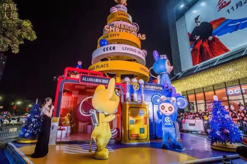 百架无人机助阵圣诞商场美陈亮灯仪式，星光熠熠