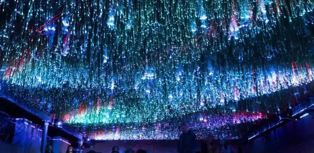 多媒体技术手段在互动灯光秀的运用强化了现场视听感觉