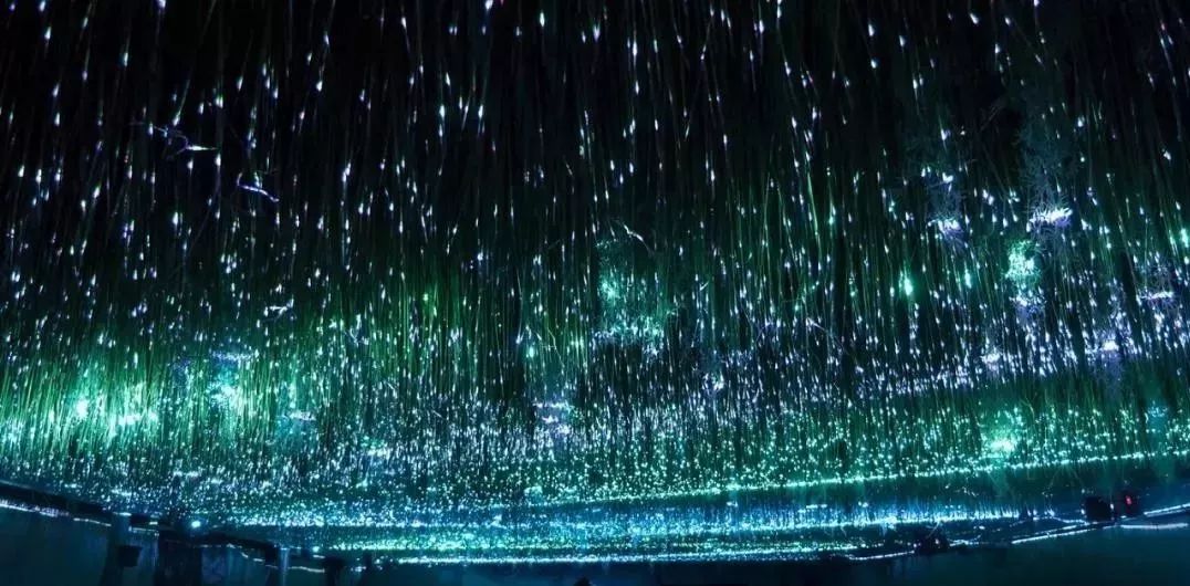 多媒体技术手段在互动灯光秀的运用强化了现场视听感觉